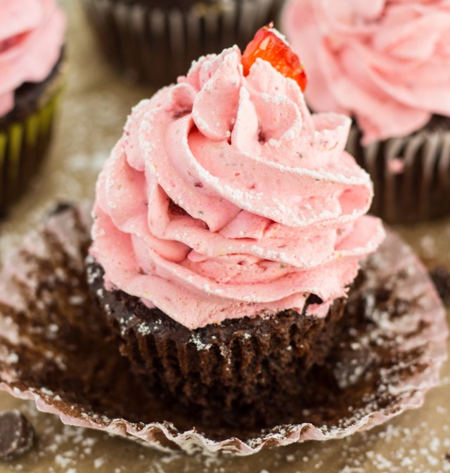 Strawberry-Mousse-Frosted-Chocolate-Cupcakes-973x1024.jpg